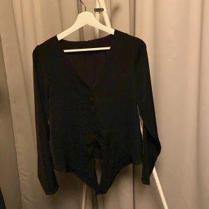 Blus - V-ringad blus med knappar  Knyt i midjan 