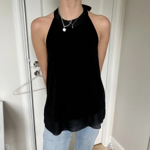 Topp - Superfin topp som passar bra på fest eller middag! Storleken är oklar men den passar på mig som bär storlek s eller xs. Skriv för frågor eller fler bilder💞