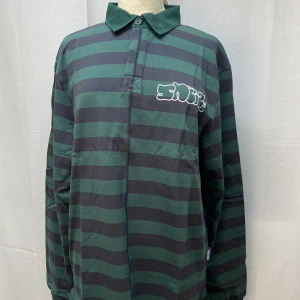 Tres Bien Långtröja - Långärmad tröja från Tres Bien. Väldigt bekväm och bra kvalite på materialet. Lite skrynklig eftersom den nyss packades upp. Vi har från storlek S-XL. Nypris är ungefär 2000kr. 