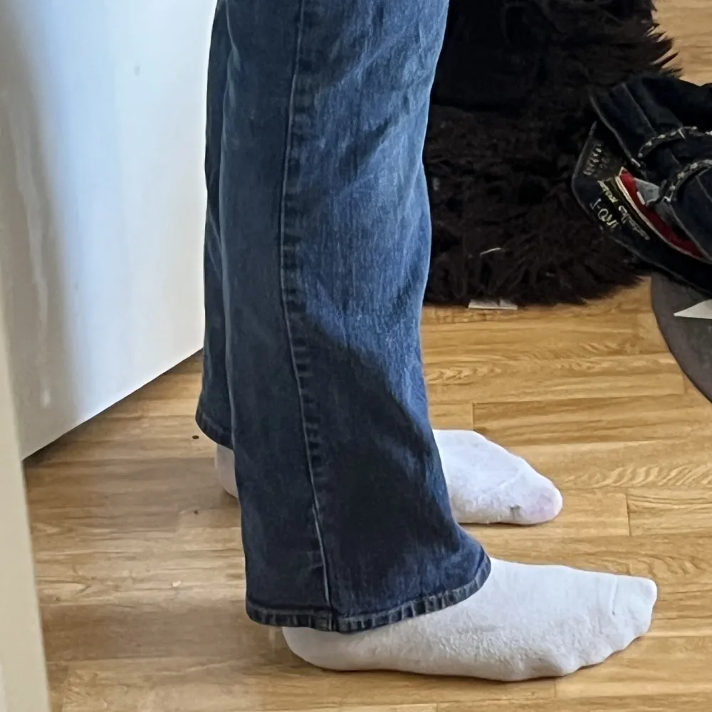 Vanliga lågmidjade jeans, använda men bra skick💙 ganska stretchigt material typ, står storlek 36 men passar mig som brukar ha ca storlek 38 med. Jeans & Byxor.