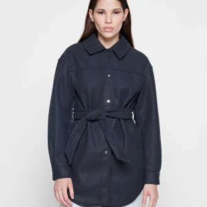 Kappa  - Säljer min kappa  ifrån Vero Moda , Storlek XS me. Lite slitage (hål i ena fikan och lite noppiga). 