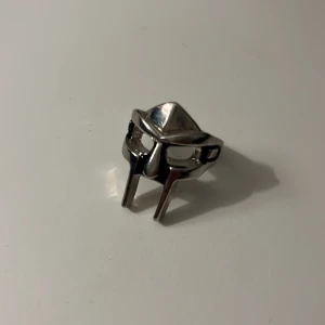 MF Doom Ring - Bra skick