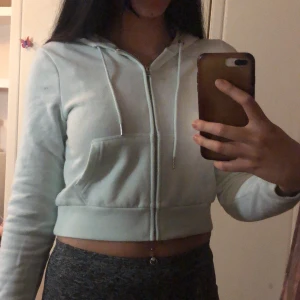 Babyblå kofta - En söt babyblå kofta i bommulsmaterial🤍 storlek XS