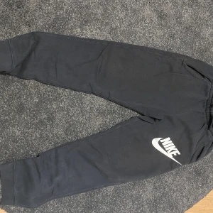 Nike byxor - Bra skick skriv om du har frågor Köparen står för frakt