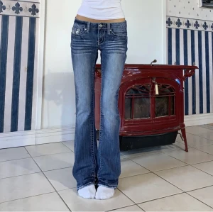 Lågmidjade jeans  - Säljer dessa jättefina lågmidjade jeans då de var lite för korta för mig. Lite skrynkliga i tyget på enstaka ställen men inget man lägger märke till. Midja 81cm och innerbenslängd ca 81cm💞 (Inte mina bilder) 