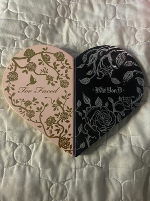 Too Faced x Cat Von D ögonskugga - Sällsynt ögonskuggspallett. Too Faced collab med Cat Von D. Nypris ca. 800kr säljer för 200. Den är dock andvänd på den svarta sidan på färgerna grå och röd annars är det helt oanvänd.
