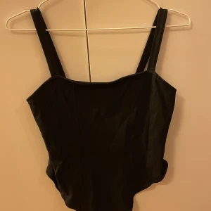 Body h&m - Stilig figursydd body i storlek m från h&m. Säljes då den aldrig kommit till användning