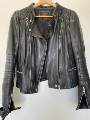 Skinnjacka - Kaxig bikermodell, äkta skinn, använd, men i fint skick. 