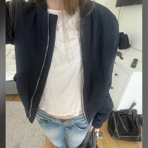 Bomberjacka  - Jätte fin mörkblå bomberjacka i storlek m❤️