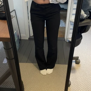 Lågmidjade kostymbyxor  - Jätte fina lågmidjade byxor använd fåtal gånger! ❤️