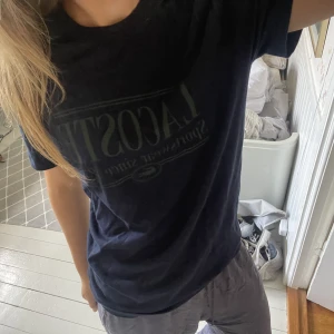 Lacoste tshirt - Köpt i Paris och använd typ 3 gånger. Nypris runt 1000 mitt pris 500😁. Köparen står för frakt 🚚 