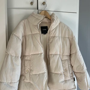 Vinterjacka pull&bear  - Varm jacka i beige från Pull&bear