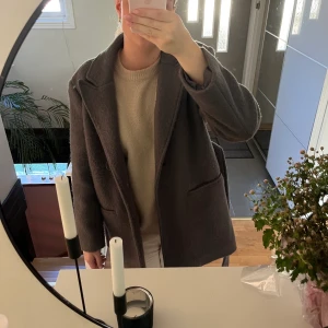 Grå kort kappa  - Varsamt använd kappa från ASOS strl 36
