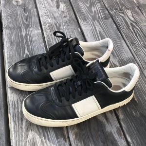 Valentino flycrew  - Säljer nu dessa riktigt feta valentino flycrew, fint skick förutom att 2 nitar saknas. Storlek 39 men passar mer 40/40,5.  Skriv vid frågor eller funderingar🙌