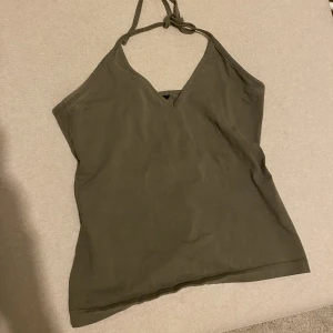 Grön halterneck  - Halterneck från SOLO. Upplevs som en stor S/ vanlig M. 