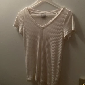 vringad tröja - Säljer denna tröja eftersom den aldrig kommit till användning. Den är lite genomskinlig💘