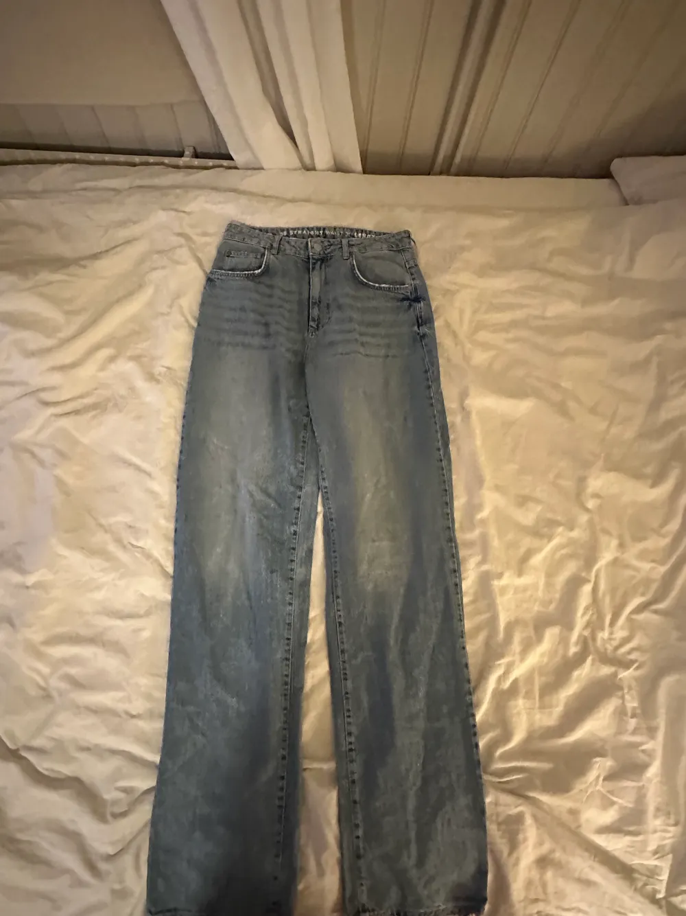 Säljer dessa jeans från bikbok, knappt använda!. Jeans & Byxor.