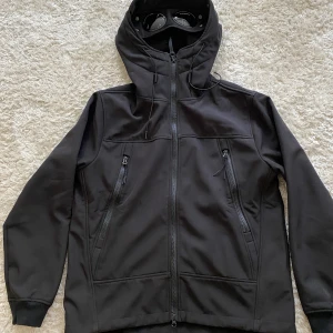 C.P. Company jacka - Helt ny C.P. Company jacka i storlek M, säljer för behöver pengar Nypris: 3100kr Säljer för: 1300