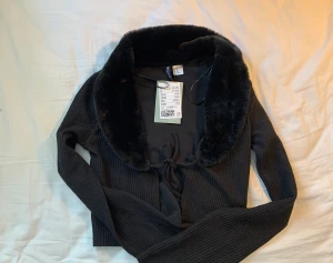 Fin kofta svart  - Aldrig andvänd kofta med fake päls vid kragen. Knytband vid midjan 