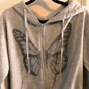 Tjocktröja med strass - Fin långärmad med strass💗 använd typ 2 gånger annars helt ny och inga defekter💗köpt för 249kr