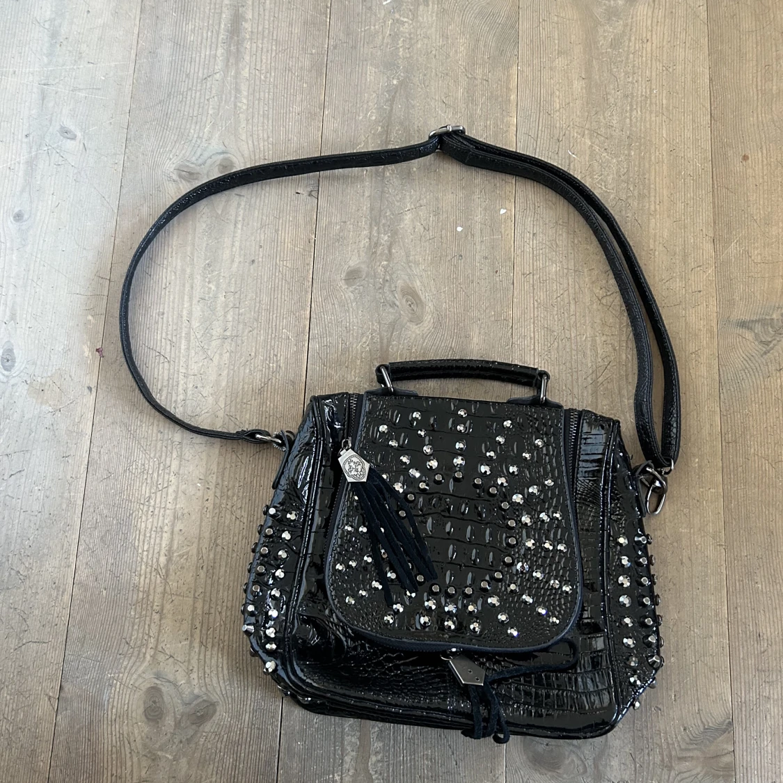 Svart vintage väska med nitar - 91