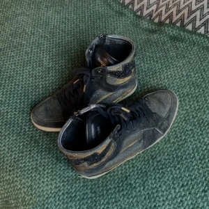 Zadig & Voltaire sneakers  - Säljer mina sååå snygga slutsålda  Zadig & Voltaire skor!! Dom är defekter men säljer för att det inte kommer till användning längre. 