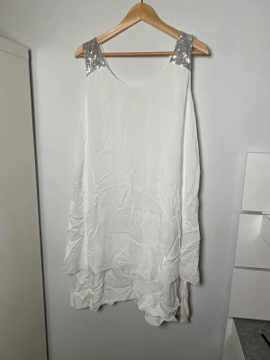 Supersöt glitterklänning❤️❤️ - En superfin klänning som har många olika användningar. Kan både vara en middagsklänning eller en strandklänning beroende på hur man stylar den. Super gulliga axlar med glitter . Strl M men passar L.❤️