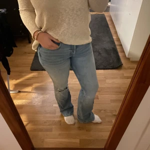Gina Tricot jeans - Gina Tricot jeans storlek 42! Super fint skick använda max 3 gånger!💙