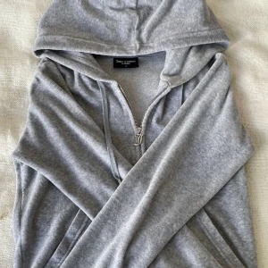 Grå juicy couture tröja - Jag säljer min fina juicy couture tröja is storlek S men passar även xs. Anledning är för att jag inte använder längre men den är i väldigt bra skick. Pris kan diskuteras!