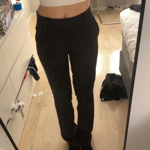 Bikbok kostym byxor  - Säljer dessa kostym byxor från bikbok för 200kr!! Köpte dom för 499❤️dom är små i storleken så 36 är som 34