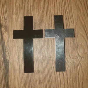 Trashy y2k hårklåmmor - Trashy y2k hårklämmor, kors. Har slitningar och skrapningar. Ena är svart andra silvrig😊 KÖP NU ELLER SWISH (FRAKTEN BLIR DÅ 15KR!!)