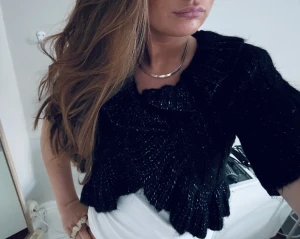Svart bolero med volang!  - Ur-snygg bolero/kofta med volang och glitter inslag. Perfekt skick. 🖤✨🖤✨🖤