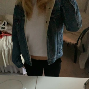 Jeansjacka med fluff  - Säljer nu denna super snygga jeansjacka med fluff från Levis då den ej kommer till använding 💕 Näst intill oanvänd 