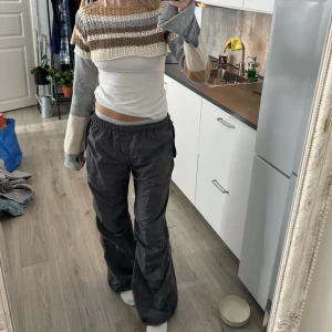 Kort långarmad tröja - ”Stickad”, kort, långarmad tröja från Shein, därav priset. Tröjan är i storlek L, men jag skulle säga att den passar allt ifrån S-L, beroende på hur man vill att den ska sitta. Tröjan är i nytt skick då den tyvärr inte har kommit till användning hos mig.