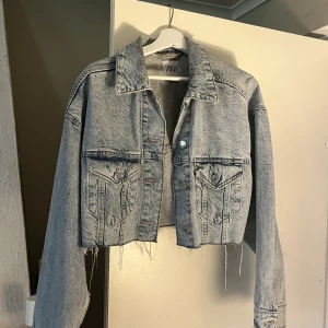 ZARA jeansjacka - Hej! Säljer denna Zara jacka. Oanvänd🤍