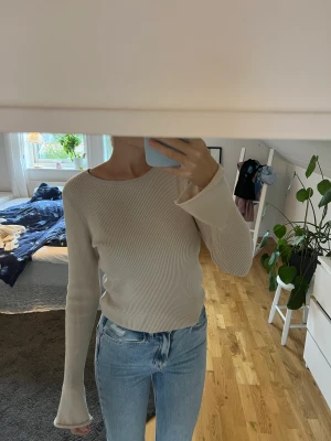 Beige topp - Jätte fin beige topp med fin hals, lite större längst ner vid ärmen. Stickad 