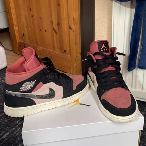 Nike air Jordan1  - Säljer dessa fina Jordan1 för behov av pengar, funkar för både män o kvinnor. Har knappt använt dom, skick 9/10 nypris 2400kr. Priset kan sänkas vid  snabbaffär