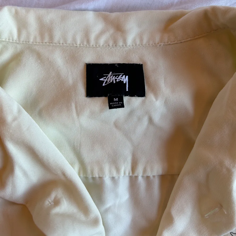 Stussy skjorta, storlek M. Bra skick och skönt material med unikt mönster. Skjortor.