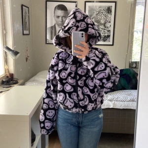 Smiley jacka från H&M - Helt oanvänd svart och lila Smiley jacka från H&M strlek S 