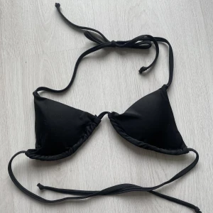Bikini överdel - Svart bikini överdel i nyskick från shein, säljer pågrund av att den är för liten för mig🤍 Storlek S
