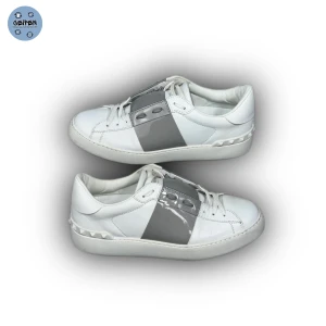 Valentino open sneaker - Valentino open sneaker | - ett par valentinos i mycket bra skick - storlek UK 7 sitter som 40 - nypris är runt 7000kr - vårt pris är endast 2549kr - kontakta oss i dm om du har några frågor! 