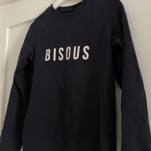 Marinblå sweatshirt  - En marinblå sweatshirt i storlek xxs med vita bokstäver.💙