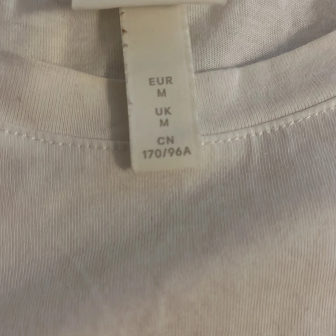 Vit t-shirt med märke - 91