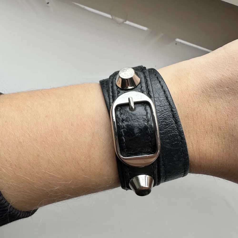 Balenciaga armband i svart läder med silvriga detaljer, storlek S🖤. Accessoarer.