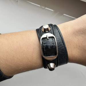 Balenciaga armband i svart läder med silvriga detaljer, storlek S🖤