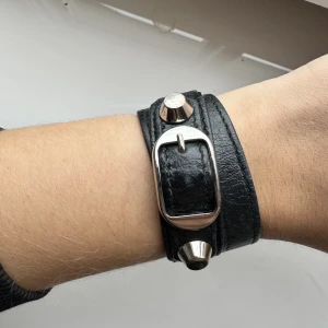 Balenciaga armband  - Balenciaga armband i svart läder med silvriga detaljer, storlek S🖤