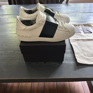 Valentino Garavani Open Sneakers - Sjukt snygga Valentino opens i storlek 41 men passar även 41,5-42. Felfria och riktigt bra skick. Allt på bild medkommer! Vid frågor eller funderingar är det bara att höra av sig, mvh! 