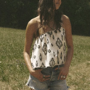 Zara topp - Säljer denna trendiga topp som alltid var slutsåld på Zara! Jätte fin men inte kommit till användning🌸köpt för 200kr