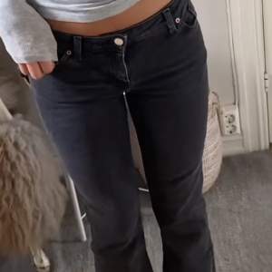 Ett par lowwaist bootcut jeans från HM som tyvärr har blivit för små för mig! Inga defekter 💗