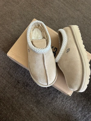 UGG Tasman  - Tasman uggs i färgen mustard seed/white, helt nya i storlek 38, slutsålda! 